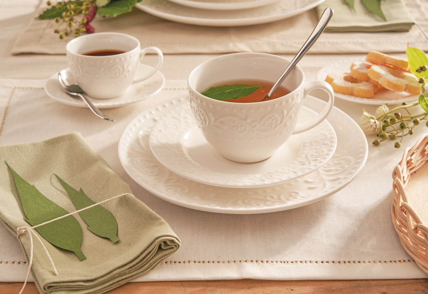 Sognante Tasse und weißes Porzellan für die Teestunde
