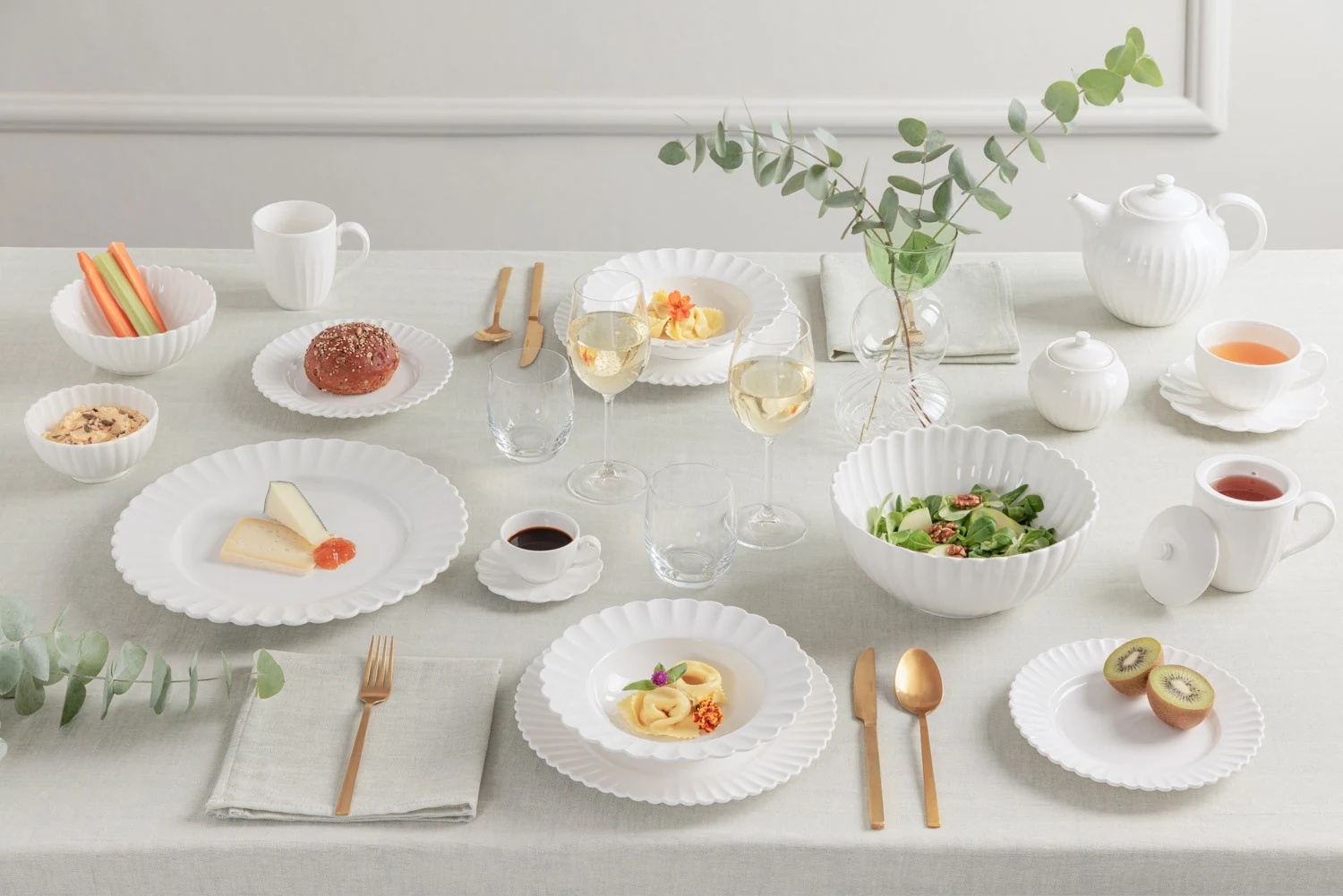 Gedeckter Tisch mit weißem Bellavista-Porzellan von La Porcellana Bianca
