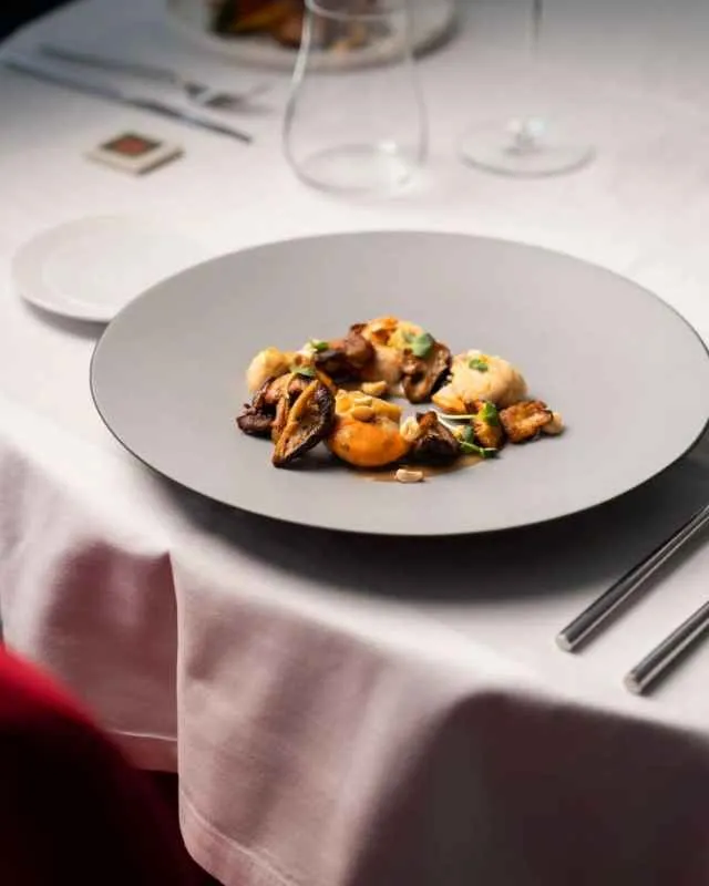 EQUINOXE FLACHER TELLER 24 cm Pfeffer