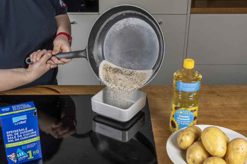 Black Star Eisenpfanne/Röstipfanne 19 Ø (cm) mit Holzbrett Kuhn Rikon